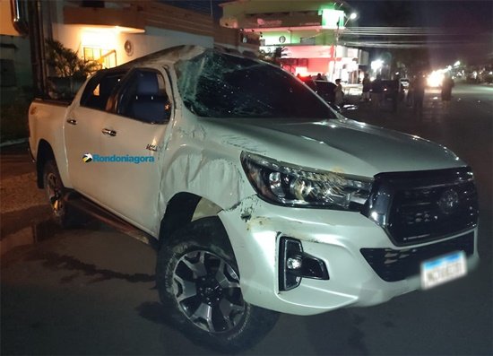 Colisão entre Gol e Hilux termina em campotamento em Porto Velho