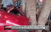 Carro perde o controle, bate em árvore e quase atropela feirantes no bairro GreenVille – Vídeo