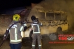 ARIQUEMES: Micro–ônibus é destruído por incêndio no Raio de Luz