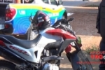 ARIQUEMES: Motociclista sofre queda ao passar por quebra molas na Av. Candeias