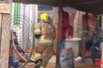 ARIQUEMES: Bombeiros combatem incêndio em fogão à lenha de residência no Gerson Neco