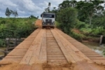 Equipes do DER recuperam ponte de madeira sobre o rio Cujubim, na RO–205, em Machadinho d’Oeste
