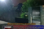 Elementos armados com simulacro desligam padrão de energia e entram em residência no Jorge Teixeira – PM prende suspeitos – Vídeo