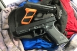 Dupla é presa com armas de brinquedo após roubarem vários celulares em loja na leste