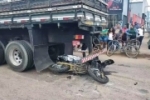 Motociclista morre esmagado após tentar ultrapassar caminhão na zona sul