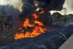 Caminhão transportando combustível pega fogo após acidente na BR–364