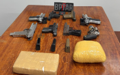 Oito armas, grande quantidade de munições e drogas foram apreendidas na casa onde ocorreu tiroteio que matou criminosos