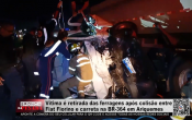 Vítima é retirada das ferragens após colisão entre Fiat Fiorino e carreta na BR–364 – Vídeo