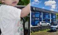 Menino de 2 anos morre dentro de casa e corpo passa 24h no sofá; pais não socorreram
