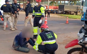 SAMU &eacute; acionado na BR 364 ap&oacute;s motociclista colidir na lateral de caminh&atilde;o em Ariquemes &ndash; V&iacute;deo