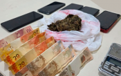 JI&ndash;PARAN&Aacute; &ndash; POL&Iacute;CIA MILITAR APREENDE DROGAS E PRENDE SUSPEITO NO BAIRRO JK