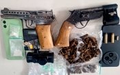 Pol&iacute;cia Militar apreende entorpecentes, armas e conduz suspeito durante opera&ccedil;&atilde;o