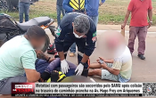 Motot&aacute;xi com passageiro s&atilde;o socorridos pelo SAMU ap&oacute;s colis&atilde;o na traseira de caminh&atilde;o prancha na Av. Hugo Frey em Ariquemes &ndash; V&iacute;deo