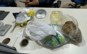 Den&uacute;ncia sobre crian&ccedil;a abandonada leva PM a im&oacute;vel com drogas e pistola na capital