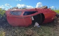 Carro capota na BR&ndash;429 ap&oacute;s colis&atilde;o com animal na pista: ocupantes s&atilde;o resgatados por populares
