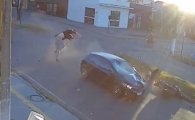 ESCAPOU POR MILAGRE! Motociclista que avan&ccedil;ou cruzamento s&oacute; quebrou o tornozelo em Cacoal &ndash; V&Iacute;DEO