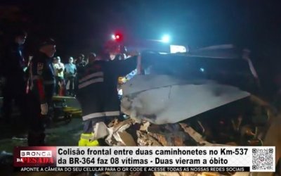 Colis&atilde;o frontal entre duas caminhonetes no Km&ndash;537 da BR&ndash;364 faz 08 v&iacute;timas Duas vieram a &oacute;bito &ndash; V&Iacute;DEO