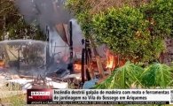 Inc&ecirc;ndio destr&oacute;i galp&atilde;o de madeira com moto e ferramentas de jardinagem na Vila do Sossego em Ariquemes &ndash; V&Iacute;DEO