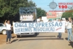 ARIQUEMES: Professores realizam mais uma passeata reivindicando seus direitos