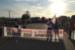 CANDEIAS DO JAMARI: Manifestantes bloqueiam trecho da BR–364