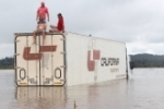 PORTO VELHO: Ilhados em trecho alagado da BR–364, motoristas esperam socorro há 2 dias