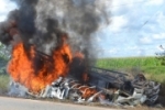 VILHENA: Caminhão carregado com couro capota e pega fogo na BR–435