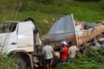 Jaru: Carreta tomba na curva da morte e deixa condutor gravemente ferido