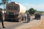 JARU: TANQUE DE COMBUSTÍVEL CARREGADO DE BIODIESEL SE DESPRENDE DE CARRETA EM MOVIMENTO EM MEIO A BR–364