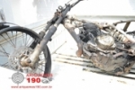 ARIQUEMES: Carcaça de motocicleta incinerada é encontrada na Área Rural próximo à cidade