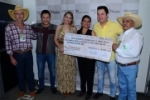 Voluntários entregam cheque de R$ 1 milhão do Hospital do Câncer de Barretos