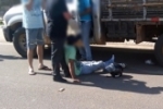ARIQUEMES: Motociclista fratura a perna após colidir com traseira de caminhonete estacionada na Av. Canaã