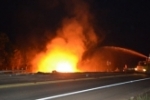 JARU: Carreta carregada de combustível pega fogo ao tombar na curva da morte