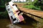 Buritis: Ônibus escolar com 25 alunos cai em ponte na zona rural