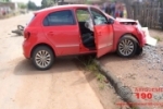 ARIQUEMES: Fios eletrificados caem sobre carro após colidir com poste devido a acidente com moto no Parque das Gemas