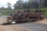 ARIQUEMES: Condutor perde o controle e tomba carreta carregada de soja na BR–364