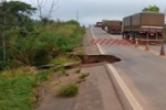 ARIQUEMES: Após forte chuva riacho transborda e erosão abre cratera na BR–364