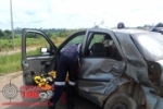 ARIQUEMES: Três pessoas ficam feridas após grave colisão entre carreta e carro na BR–364