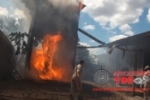 ARIQUEMES: Corpo de Bombeiros combate a grande incêndio em serraria no Jorge Teixeira