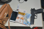 AÇÃO RÁPIDA DA PM – Dupla é presa com simulacro de arma de fogo logo após roubar bolsa de mulher, em Ji–Paraná