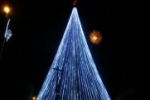 ARIQUEMES: Árvore de natal iluminada com 54 metros de altura é inaugurada na Praça da Vitória