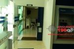 ARIQUEMES: Elemento tenta arrombar porta de acesso à agência da Caixa Econômica na Prefeitura Municipal 