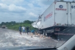 Carreta de combustível bate em outra, carregada de alimentos, na BR 364