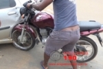 ARIQUEMES: Ao fazer retorno motociclista colide com carro e fica ferido na Av. Tancredo Neves