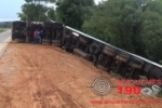 ARIQUEMES: Carreta tomba na BR–364 e motorista escapa ileso