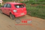 ARIQUEMES: Motociclista tenta fazer ultrapassagem e acaba colidindo com traseira de carro na RO–257