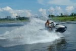 Confira v&iacute;deo e fotos: Ariquemenses se divertem no alagado da usina com passeios de botes e Jet Ski
