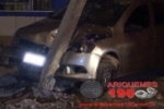 ARIQUEMES: Motorista bate o carro em poste e foge abandonando o veículo