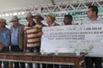 Conf&uacute;cio Moura entrega R$ 7 milh&otilde;es a pequenos agricultores durante a RRS