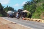 Jaru: Carreta tomba na BR 364 possivelmente ao desviar de radar