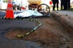 Ciclista &eacute; esmagada por ca&ccedil;amba ao desviar de buraco em avenida na capital